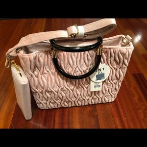 Le Miel 2 N 1 pink handbag with gold embellishments. It has a shoulder strap.